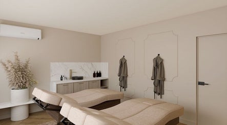 Interior elegant la Baliss Spa Caramfil, București, București, RO, cu mese de masaj și decor rafinat.