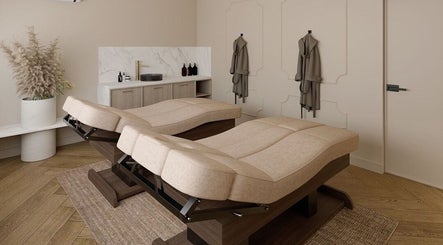 Sala de masaj elegantă la Baliss Spa Caramfil, București, București, RO, cu paturi confortabile.