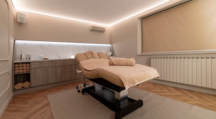 Camera de tratamente la Baliss Spa Caramfil, București, București, RO, cu masă de masaj confortabilă.