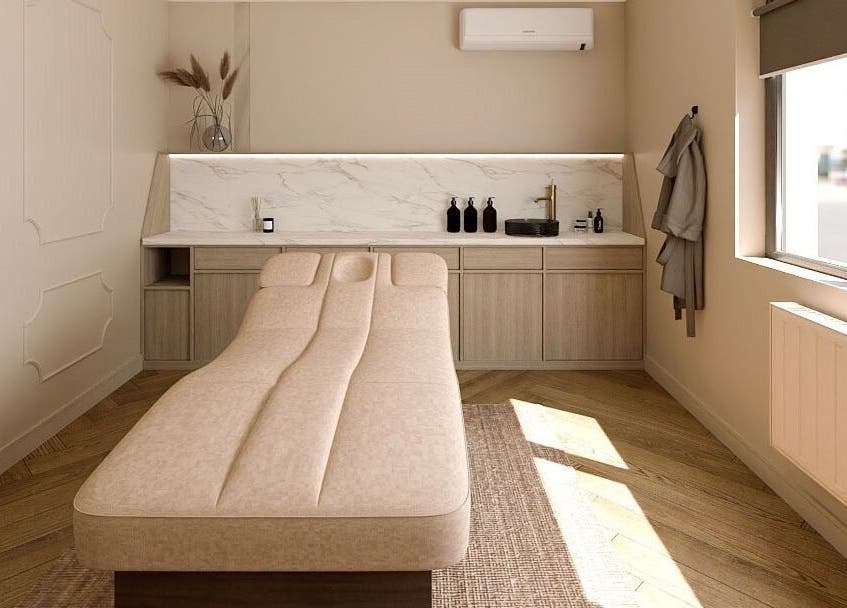 Spațiu de relaxare la Baliss Spa Caramfil, București, București, RO, cu masă de masaj și decor elegant.