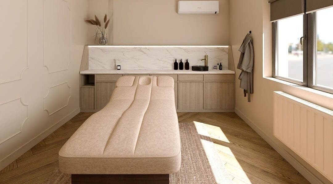 Spațiu de relaxare la Baliss Spa Caramfil, București, București, RO, cu masă de masaj și decor elegant.