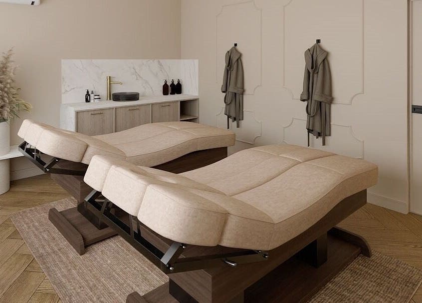 Interior luxos al Baliss Spa Caramfil din București, București, RO, cu două mese de masaj elegante.
