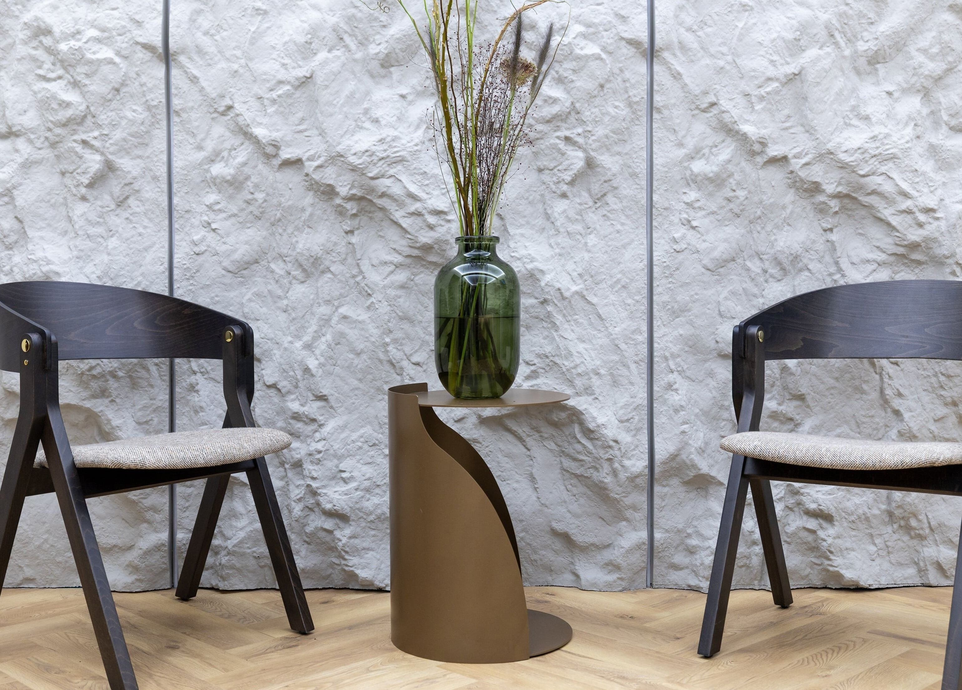 Scaune moderne și masă la Baliss Spa Caramfil, București, București, RO, promovând un interior relaxant.