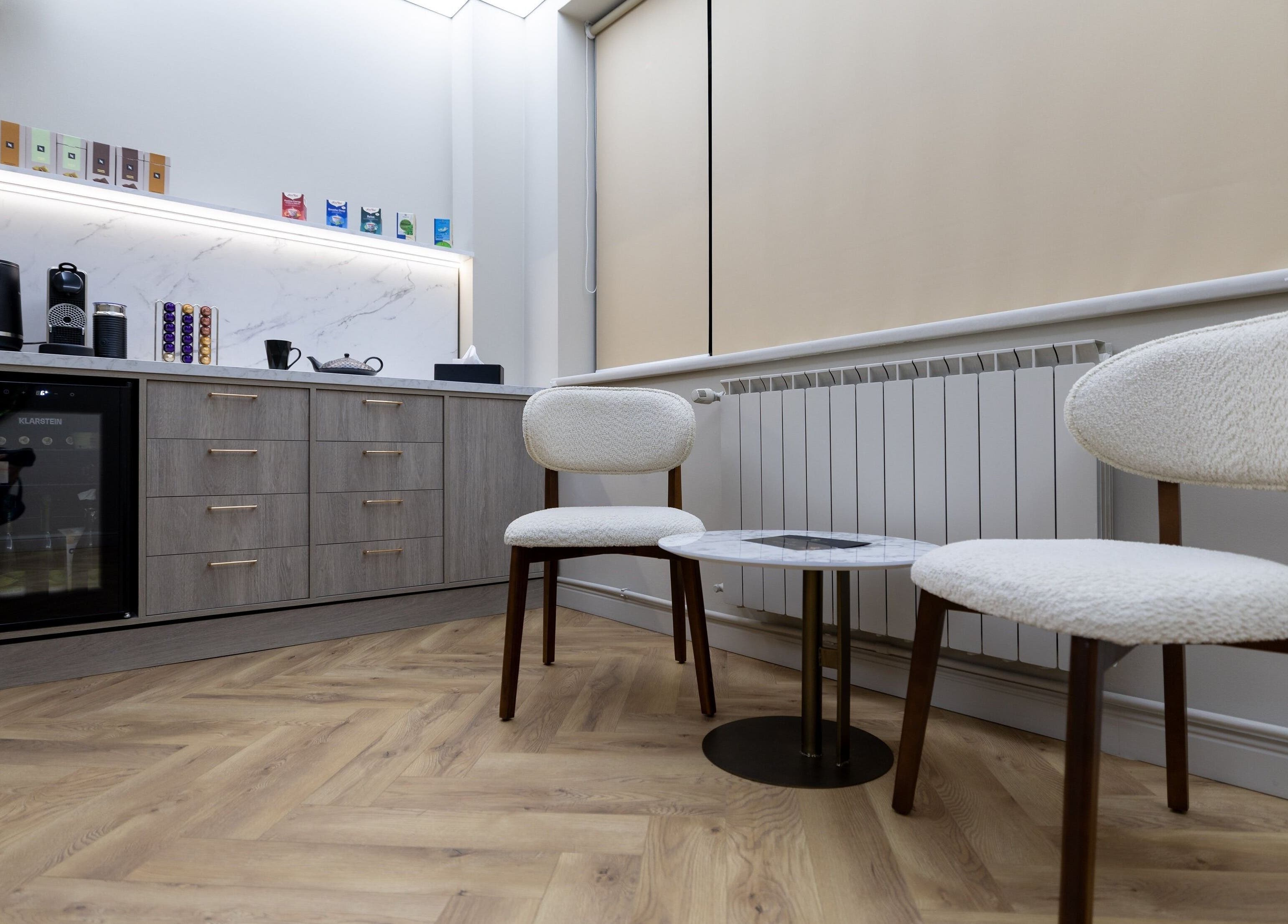 Colț de relaxare modern la Baliss Spa Caramfil, București, București, RO, cu mobilier elegant și decor minimalist.