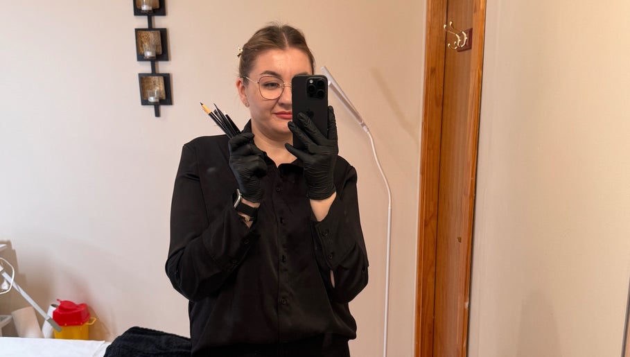 Stilist la Nail Care by Elena Toma, Dublin, IE, pregătind unghiile clienților.