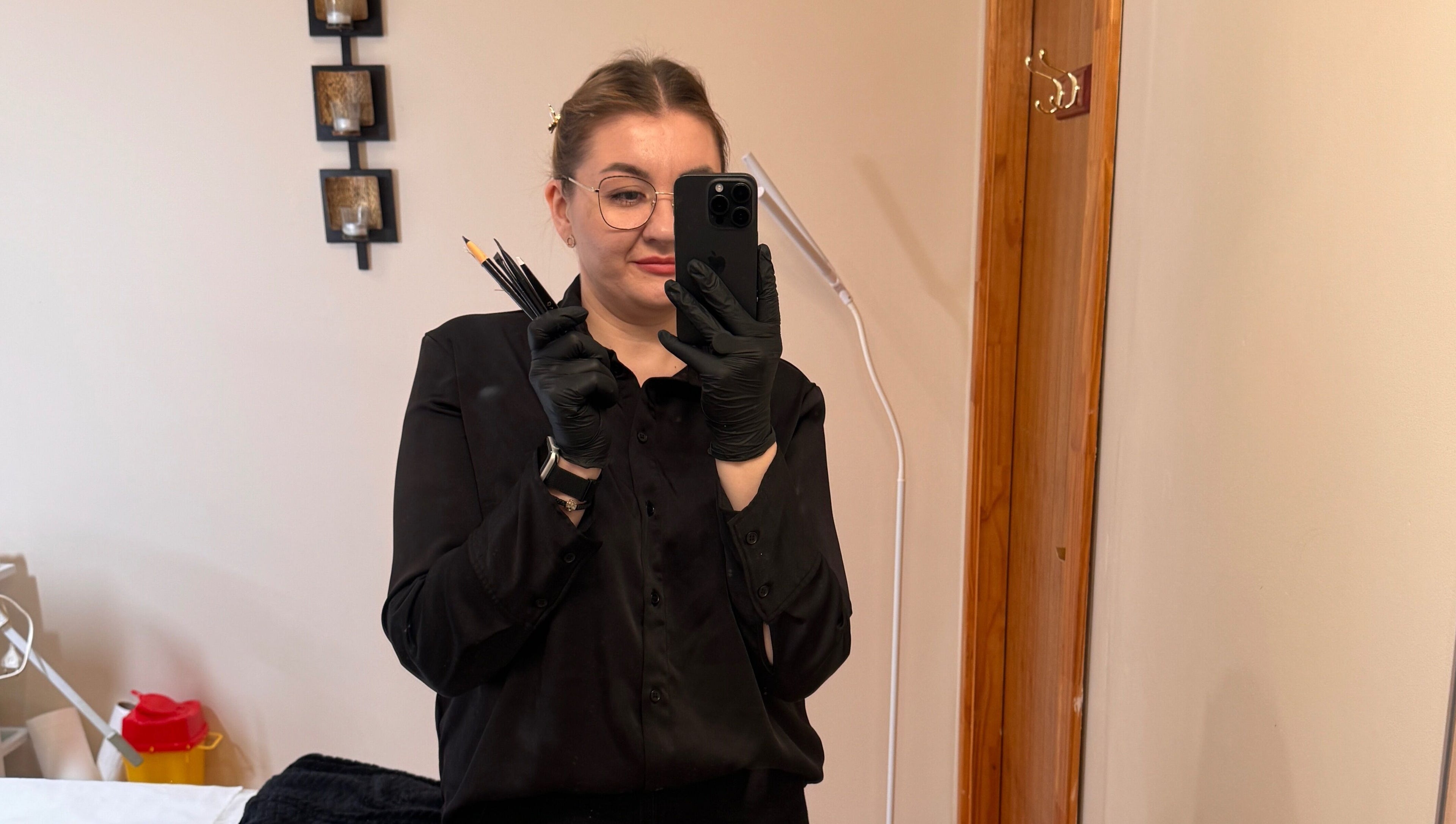 Stilist la Nail Care by Elena Toma, Dublin, IE, pregătind unghiile clienților.