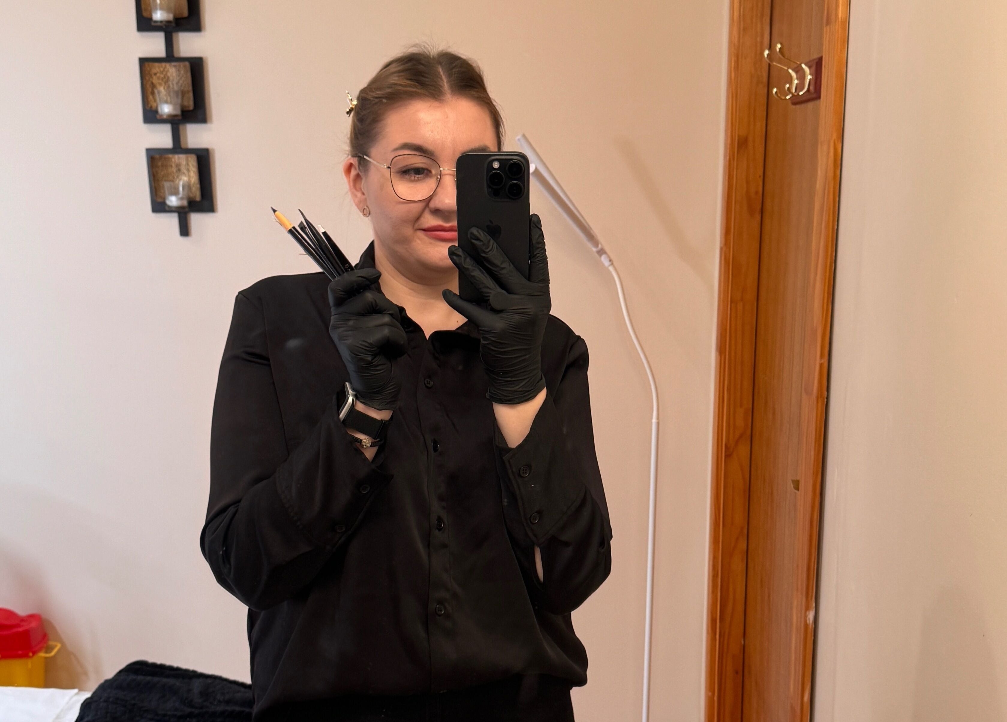 Stilist la Nail Care by Elena Toma, Dublin, IE, pregătind unghiile clienților.