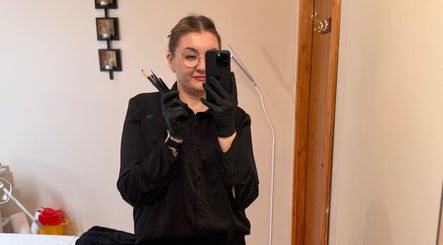 Stilist la Nail Care by Elena Toma, Dublin, IE, pregătind unghiile clienților.