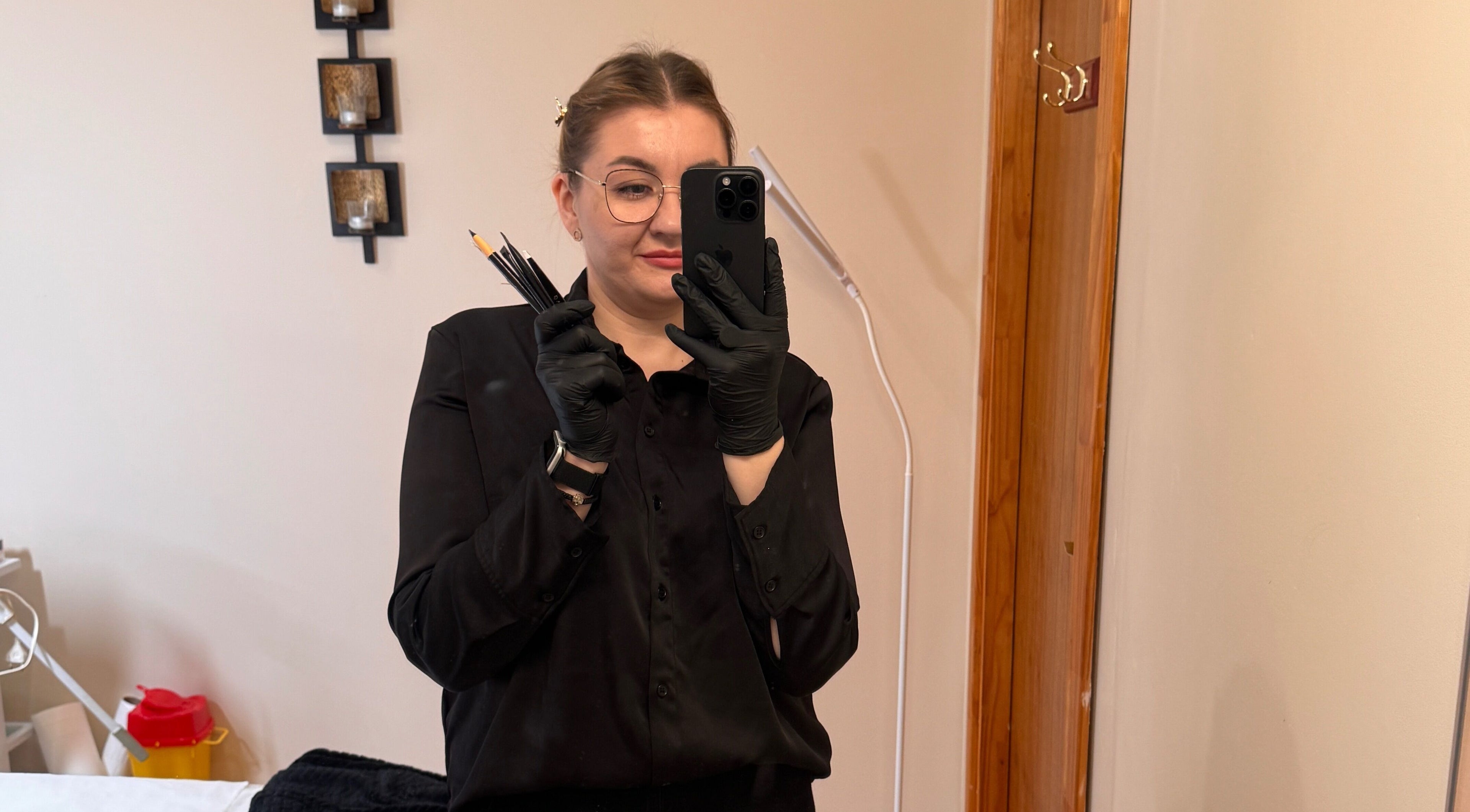 Stilist la Nail Care by Elena Toma, Dublin, IE, pregătind unghiile clienților.