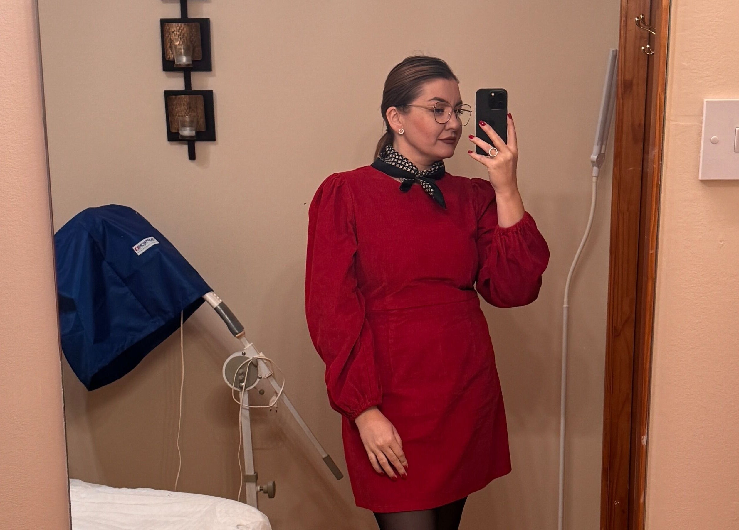 Portret elegant la Nail Care by Elena Toma, Dublin, IE, cu un decor sofisticat.