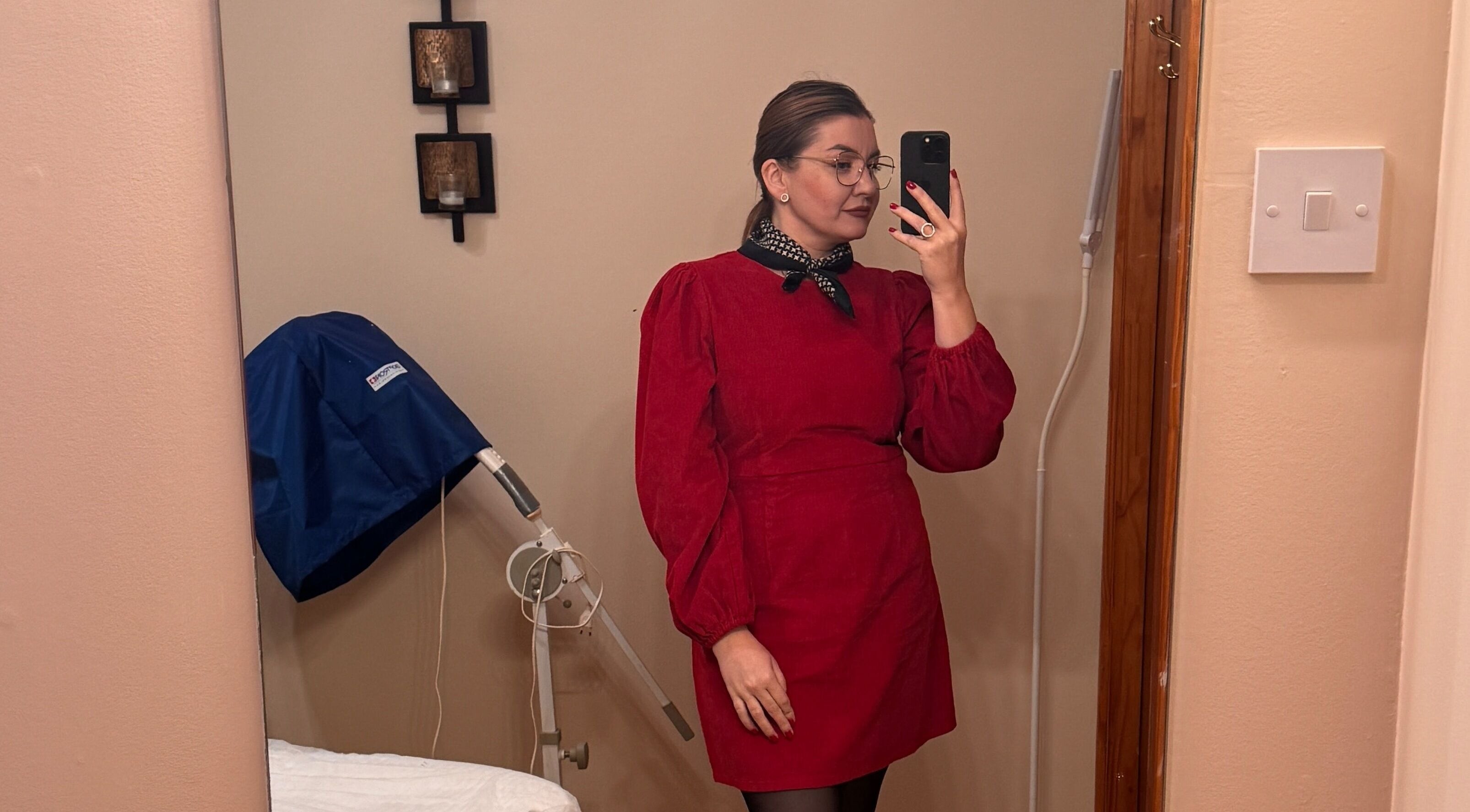 Portret elegant la Nail Care by Elena Toma, Dublin, IE, cu un decor sofisticat.