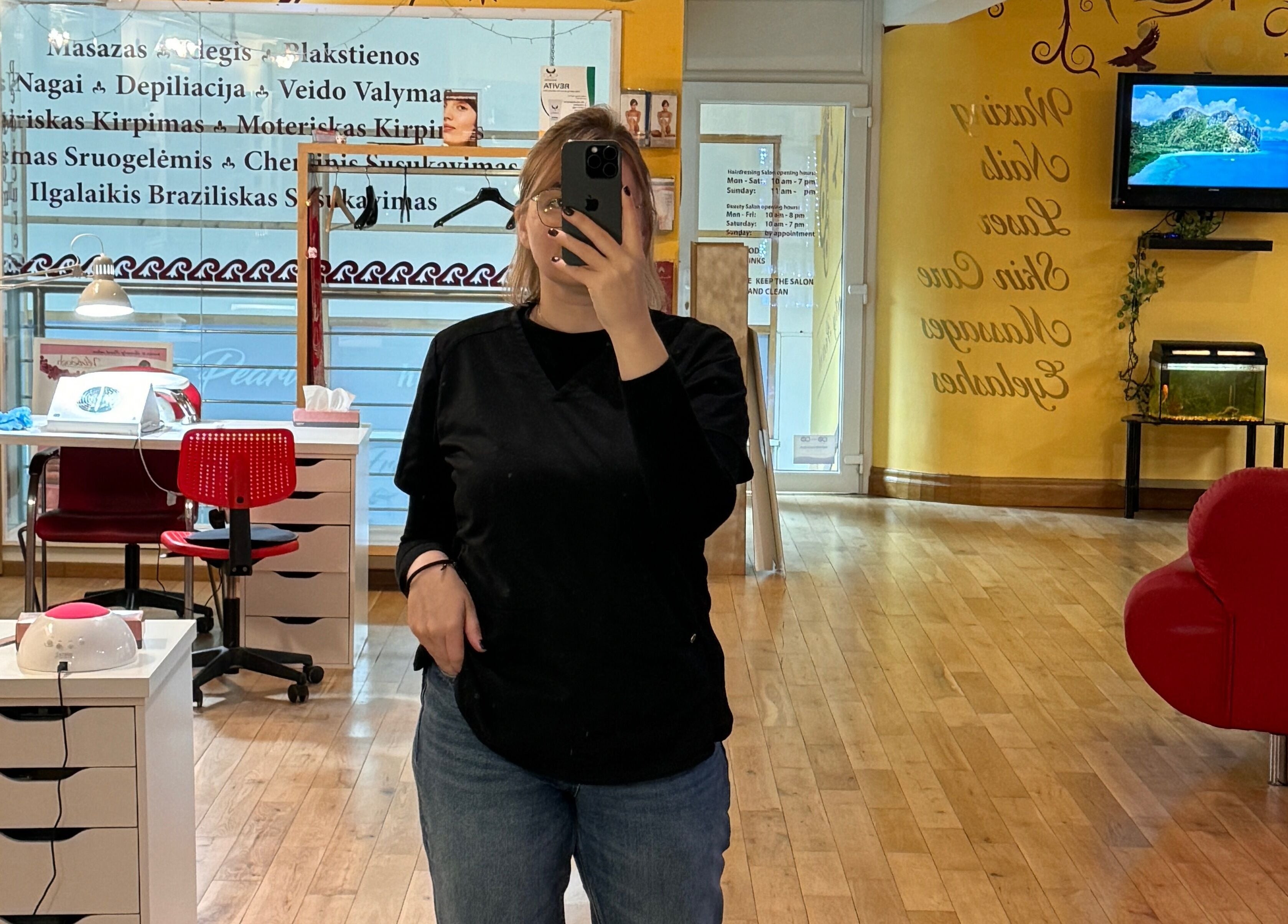 Interiorul Nail Care by Elena Toma, Dublin, IE, cu un spațiu modern și decor atrăgător.