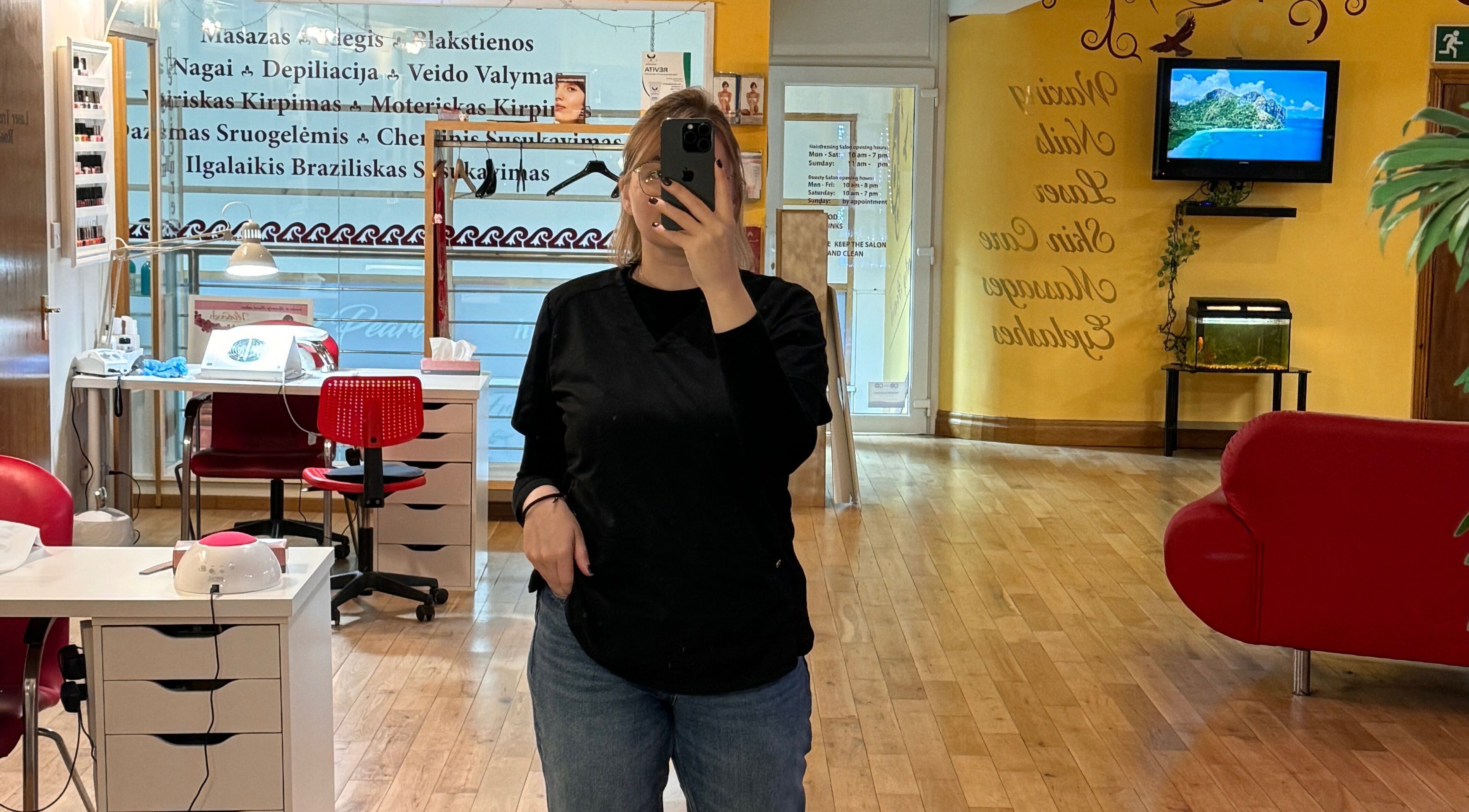 Interiorul Nail Care by Elena Toma, Dublin, IE, cu un spațiu modern și decor atrăgător.