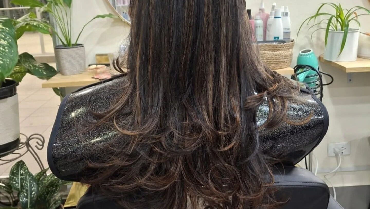 Cabello largo y brillante en D'Excelencia, San Miguelito, Provincia De Panamá, PA, luciendo un servicio de belleza premium.