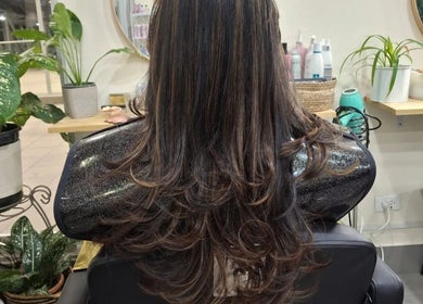 Cabello largo y brillante en D'Excelencia, San Miguelito, Provincia De Panamá, PA, luciendo un servicio de belleza premium.