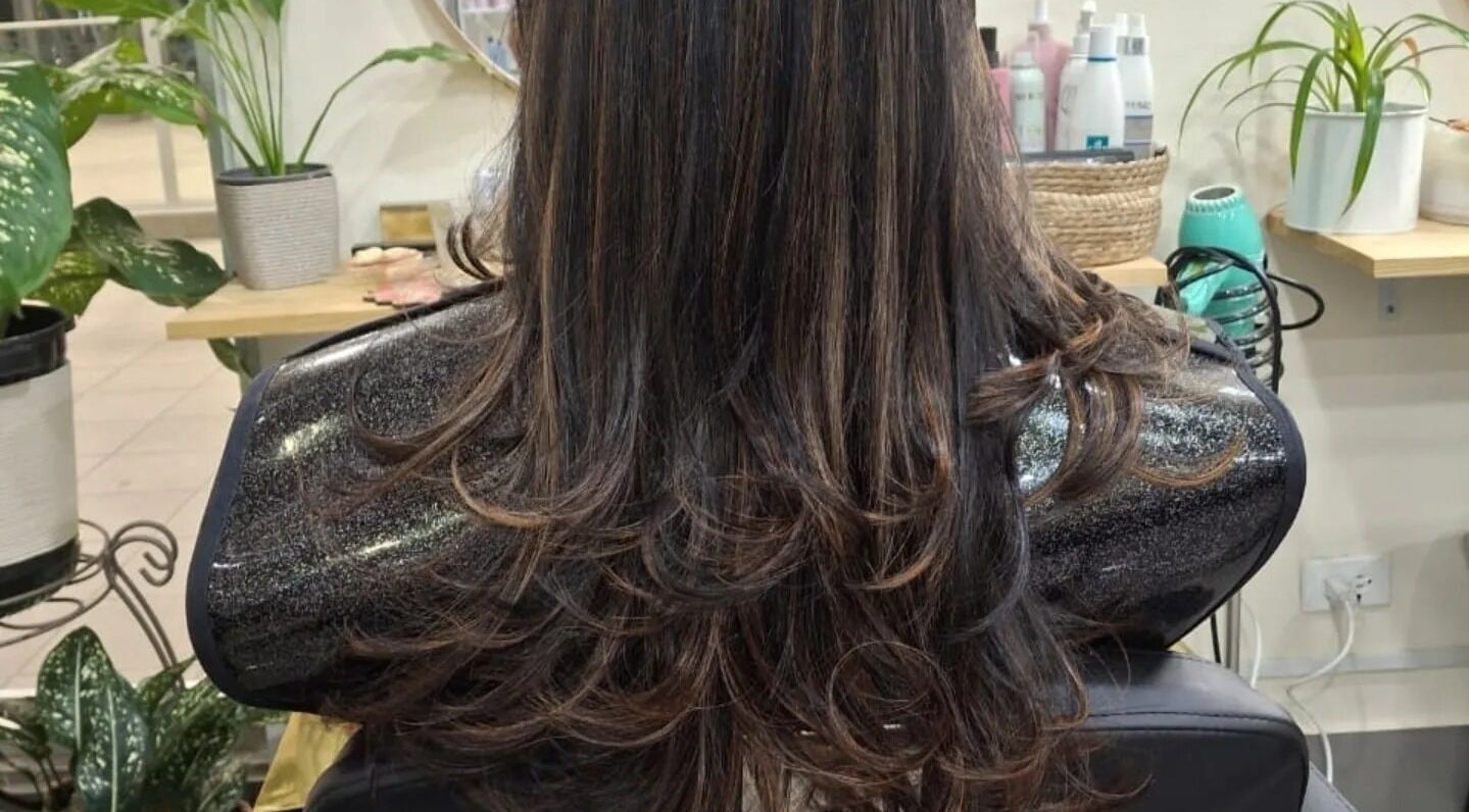 Cabello largo y brillante en D'Excelencia, San Miguelito, Provincia De Panamá, PA, luciendo un servicio de belleza premium.