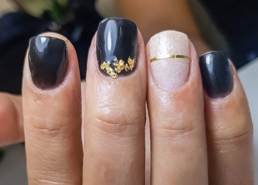 Manicura elegante con diseño negro y dorado en D'Excelencia, San Miguelito, Provincia De Panamá, PA.