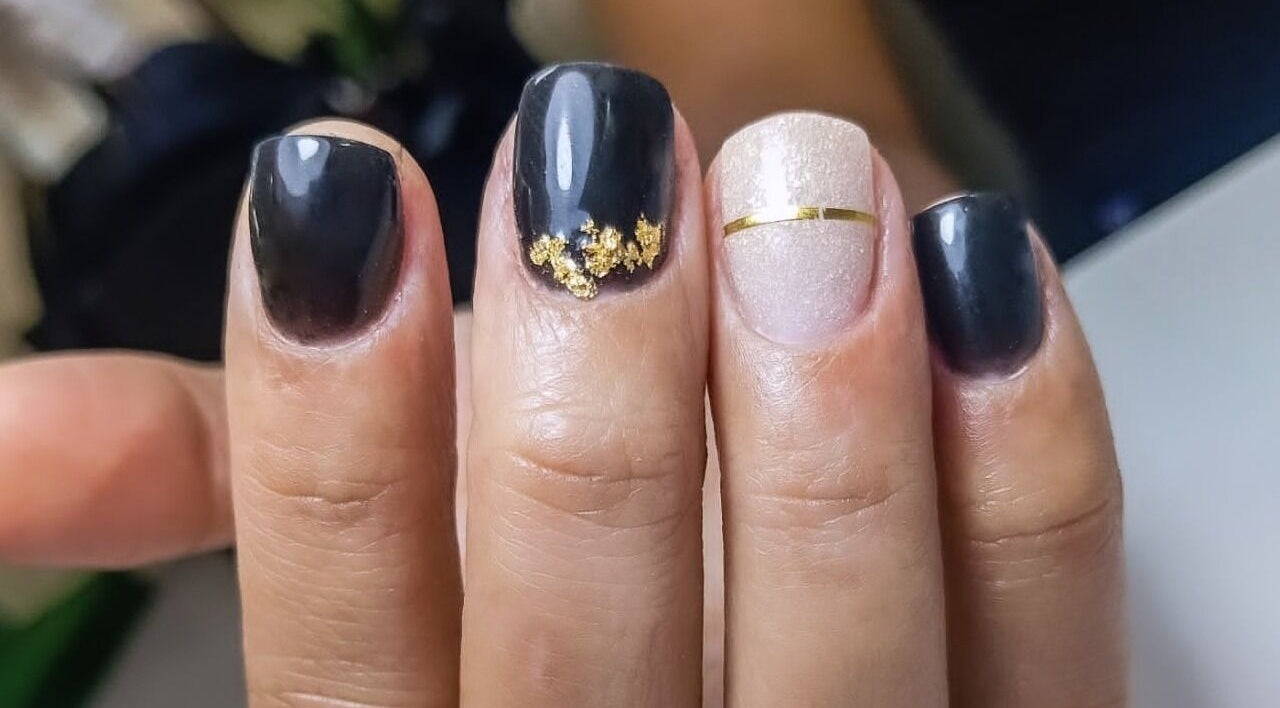 Manicura elegante con diseño negro y dorado en D'Excelencia, San Miguelito, Provincia De Panamá, PA.