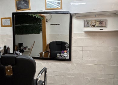 Interior elegante de Meta Corte en San Miguel Del Monte, con silla y espejo amplio en Provincia De Buenos Aires, AR.