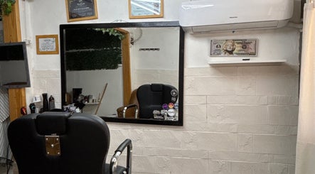 Interior elegante de Meta Corte en San Miguel Del Monte, con silla y espejo amplio en Provincia De Buenos Aires, AR.