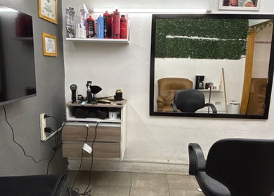 Salón moderno en Meta Corte, San Miguel Del Monte, Provincia De Buenos Aires, AR, con espejo y productos de belleza.