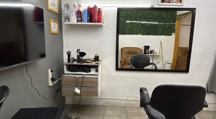 Salón moderno en Meta Corte, San Miguel Del Monte, Provincia De Buenos Aires, AR, con espejo y productos de belleza.