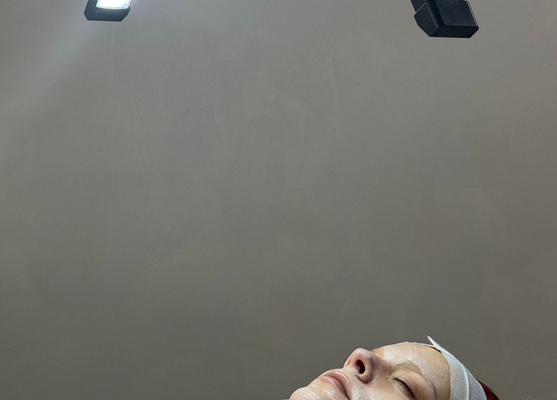 A serene scene of a spa facial at Permake Studio, Providencia, Región Metropolitana, CL, highlighting tranquility.