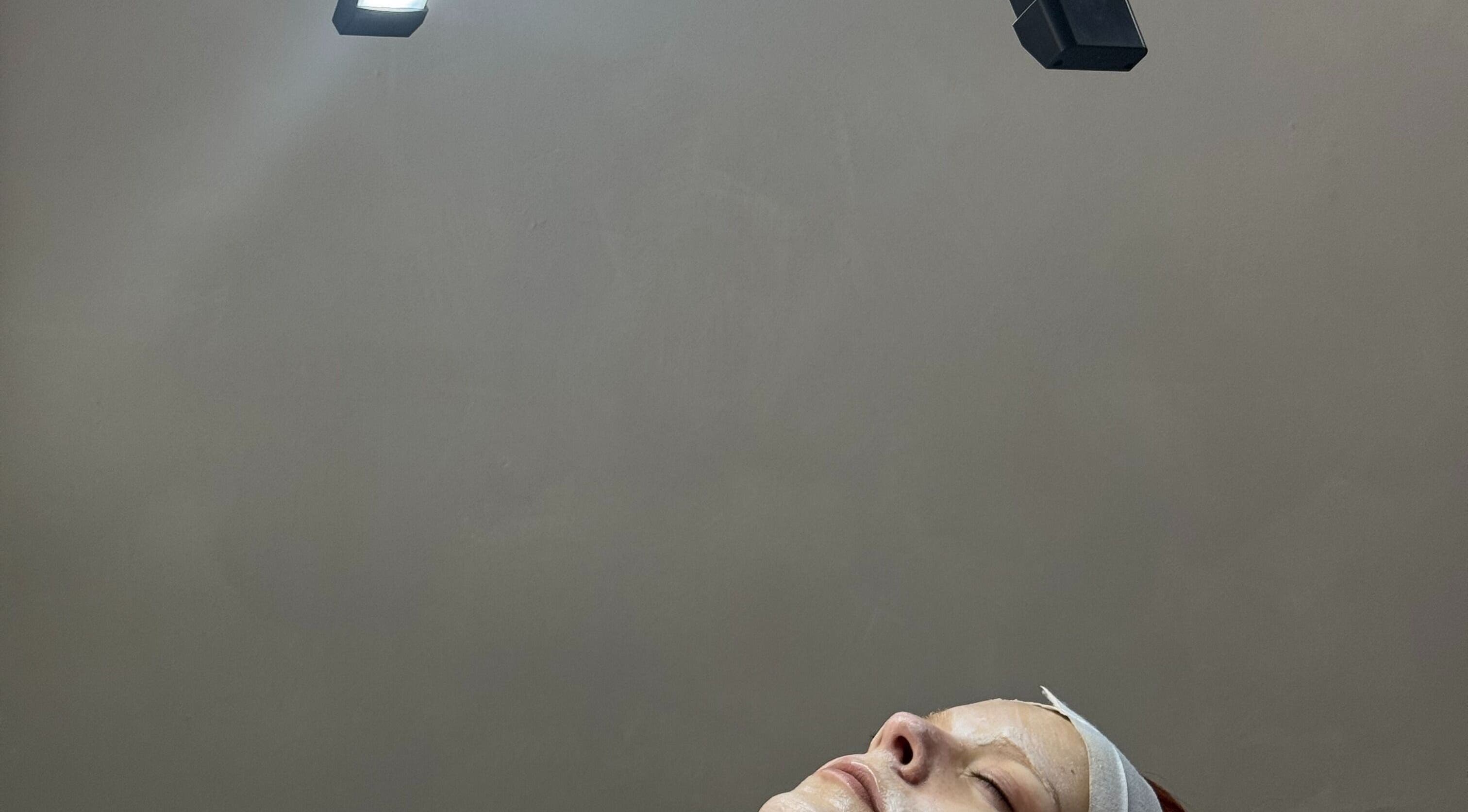 A serene scene of a spa facial at Permake Studio, Providencia, Región Metropolitana, CL, highlighting tranquility.