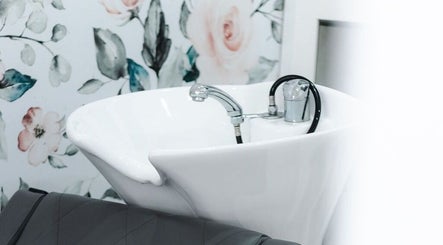 Elegant hair wash station at Jeanie_minnie_hair_studio in Bloemfontein, Free State, ZA, with floral wall design.