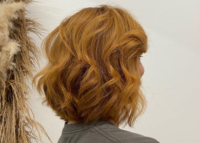 Estilo de cabelo ruivo vibrante no salão Oifran, São Paulo, São Paulo, BR, destacando cortes modernos.