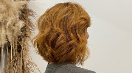 Estilo de cabelo ruivo vibrante no salão Oifran, São Paulo, São Paulo, BR, destacando cortes modernos.