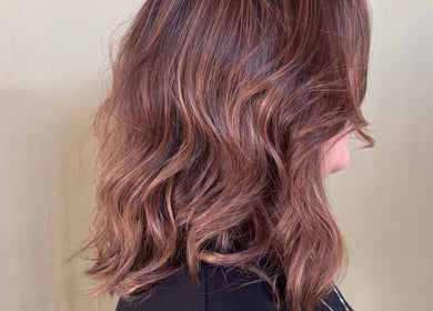 Cabelo castanho ondulado em estilo moderno no salão Oifran, São Paulo, São Paulo, BR.