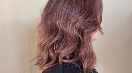 Cabelo castanho ondulado em estilo moderno no salão Oifran, São Paulo, São Paulo, BR.