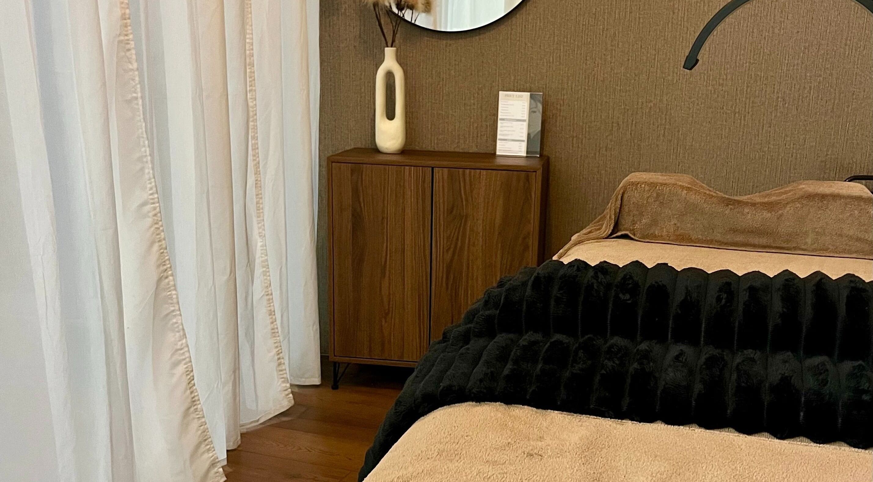 Interieur van Browlux 040 met houten kast en bed in Eindhoven, Noord-brabant, NL.