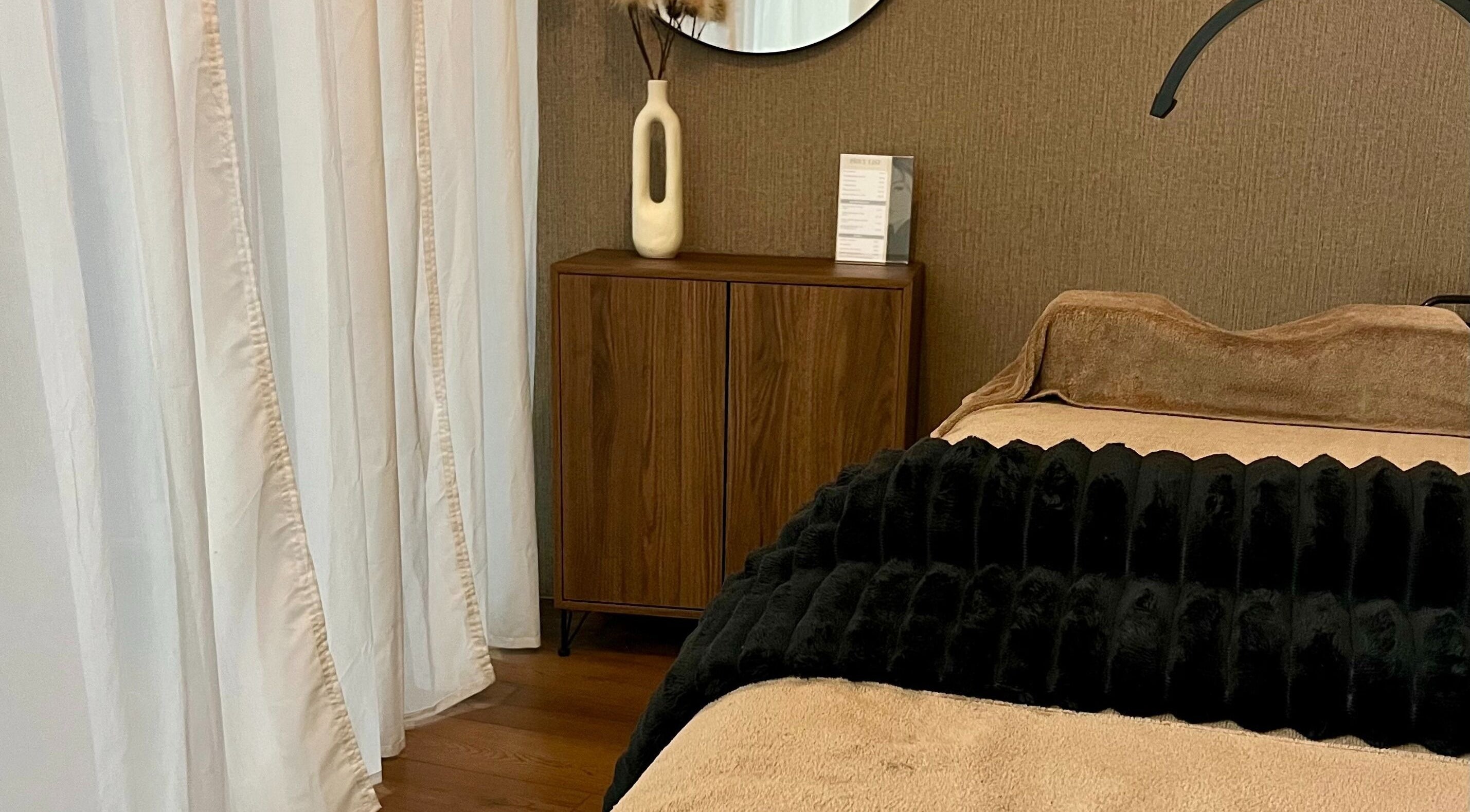 Interieur van Browlux 040 met houten kast en bed in Eindhoven, Noord-brabant, NL.