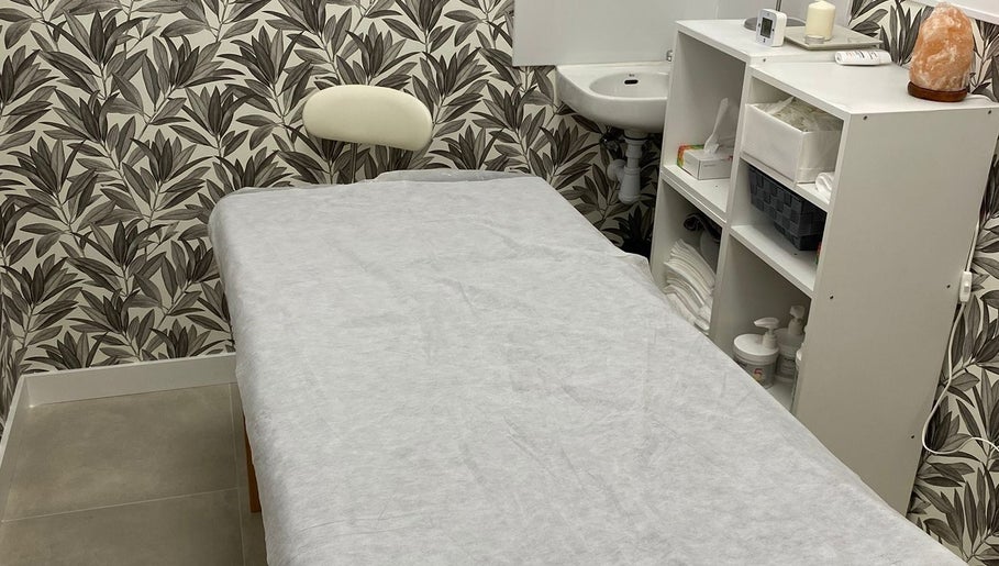 Sala de tratamiento en Estética Yumara, Leganés, Comunidad De Madrid, ES, con decoración relajante.