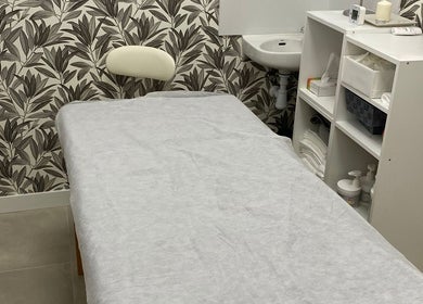 Sala de tratamiento en Estética Yumara, Leganés, Comunidad De Madrid, ES, con decoración relajante.