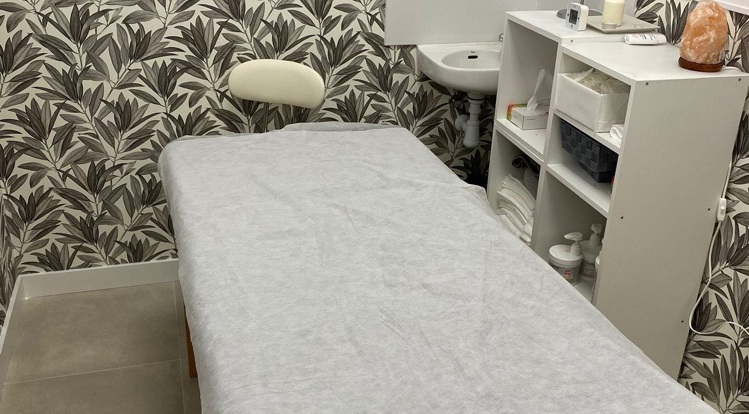 Sala de tratamiento en Estética Yumara, Leganés, Comunidad De Madrid, ES, con decoración relajante.