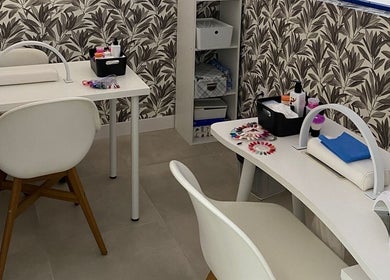 Espacio de manicura en Estética Yumara, Leganés, Comunidad De Madrid, ES con diseño moderno y ambiente acogedor.