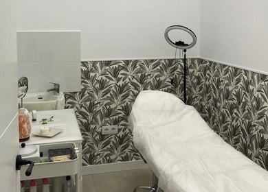 Habitación de tratamientos en Estética Yumara, Leganés, Comunidad De Madrid, ES, con camilla y decoración elegante.