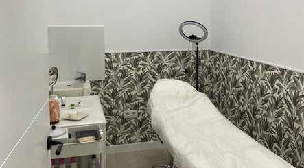 Habitación de tratamientos en Estética Yumara, Leganés, Comunidad De Madrid, ES, con camilla y decoración elegante.