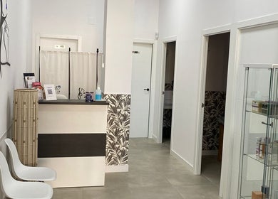 Área de recepción moderna en Estética Yumara, Leganés, Comunidad De Madrid, ES.