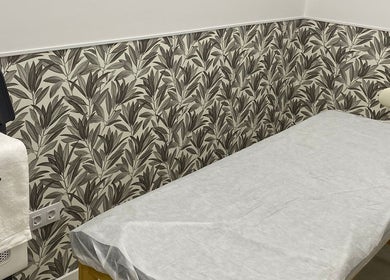 Sala de tratamiento de Estética Yumara en Leganés, Comunidad De Madrid, ES, con decoración botánica.