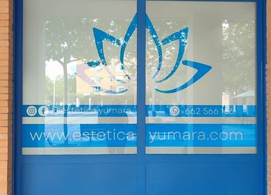 Entrada de Estética Yumara en Leganés, Comunidad De Madrid, ES, mostrando el logo y redes sociales.