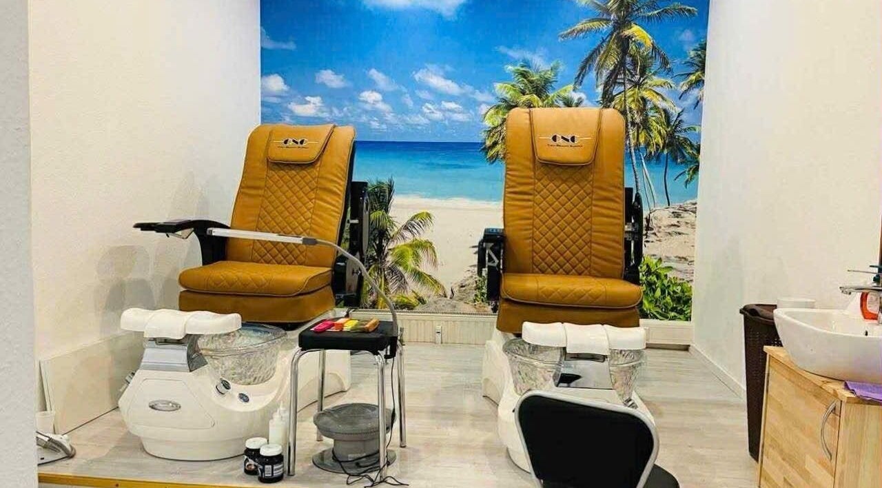 Entspannende Pediküre-Sessel bei Diamond Nails Nagelstudio Köln, Nordrhein-westfalen, DE, mit Strandtapete.