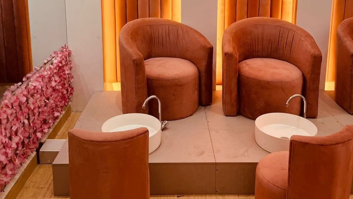 Sillas de pedicura en DARLING NAILS, Portoviejo, Manabí, EC con decoraciones de flores rosadas.