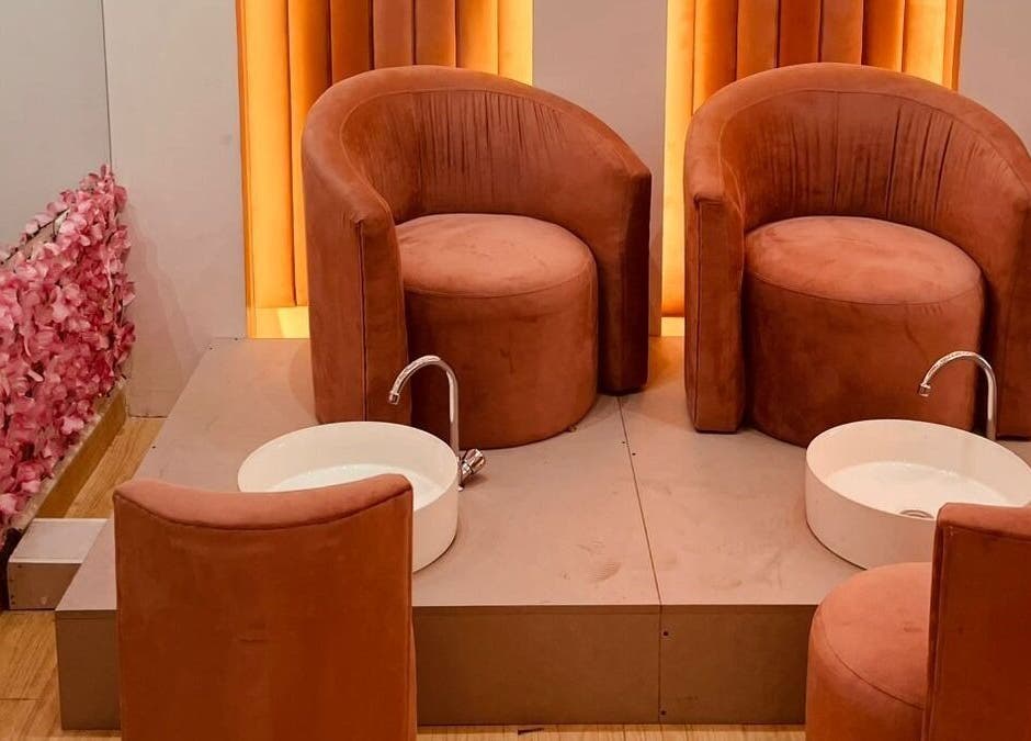 Sillas de pedicura en DARLING NAILS, Portoviejo, Manabí, EC con decoraciones de flores rosadas.