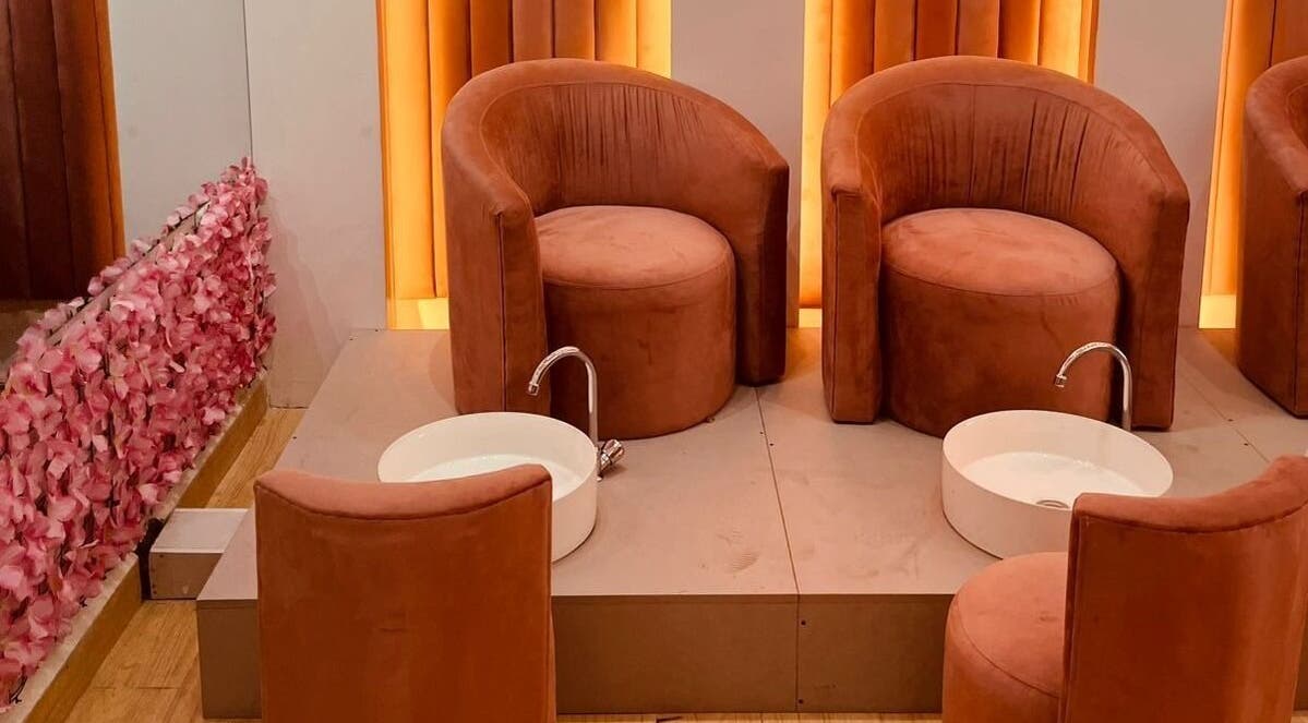 Sillas de pedicura en DARLING NAILS, Portoviejo, Manabí, EC con decoraciones de flores rosadas.