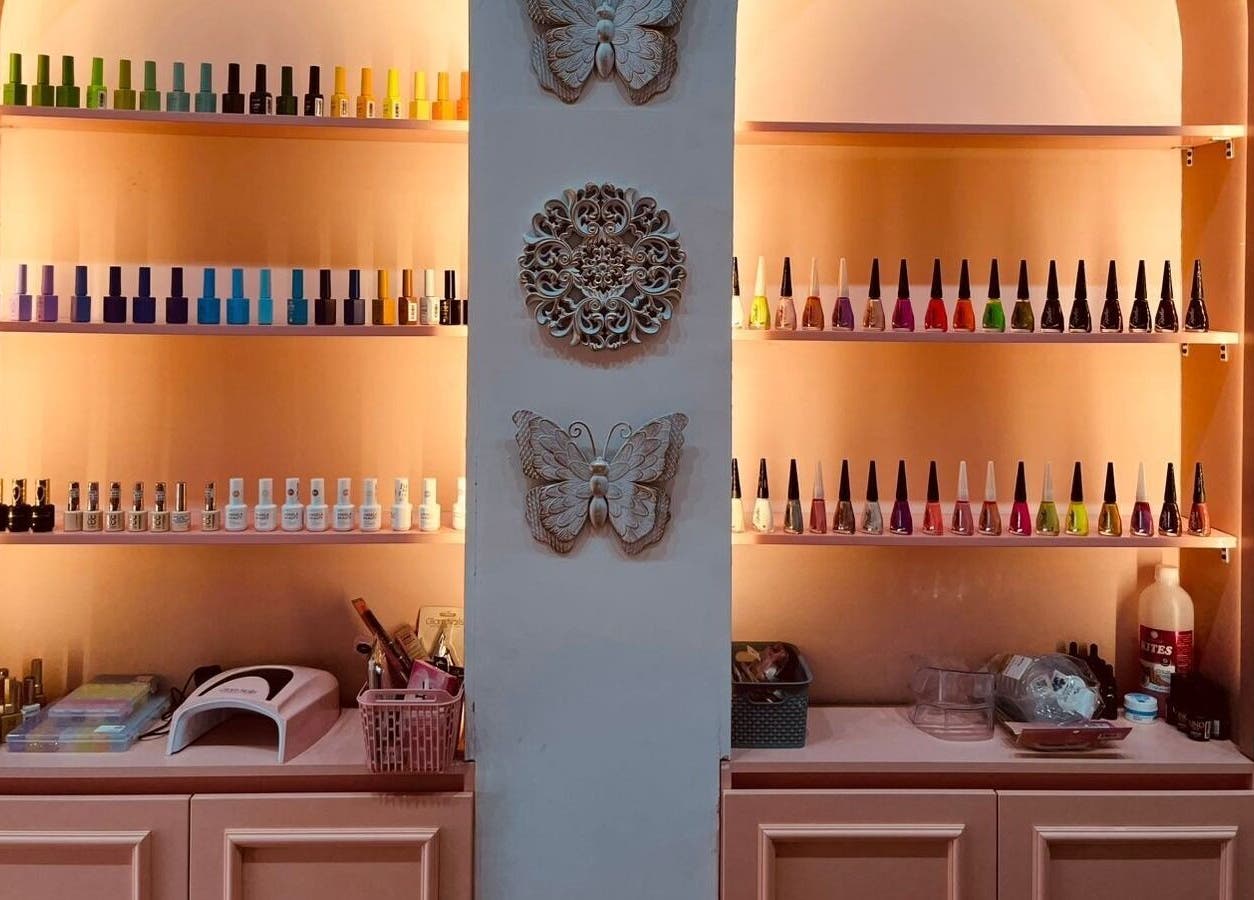 Estante de esmaltes en DARLING NAILS, Portoviejo, Manabí, EC, mostrando una colorida variedad de tonos.