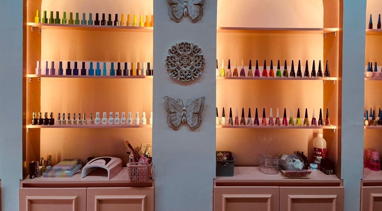 Estante de esmaltes en DARLING NAILS, Portoviejo, Manabí, EC, mostrando una colorida variedad de tonos.